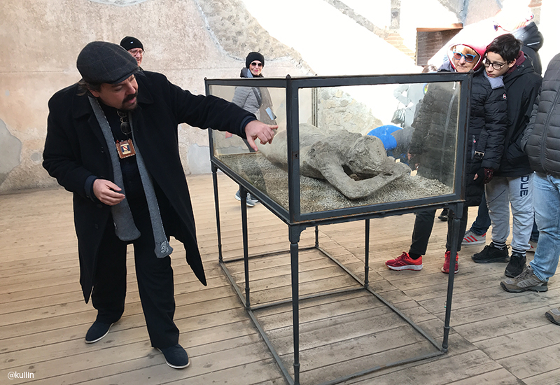body of dead person in Pompeii